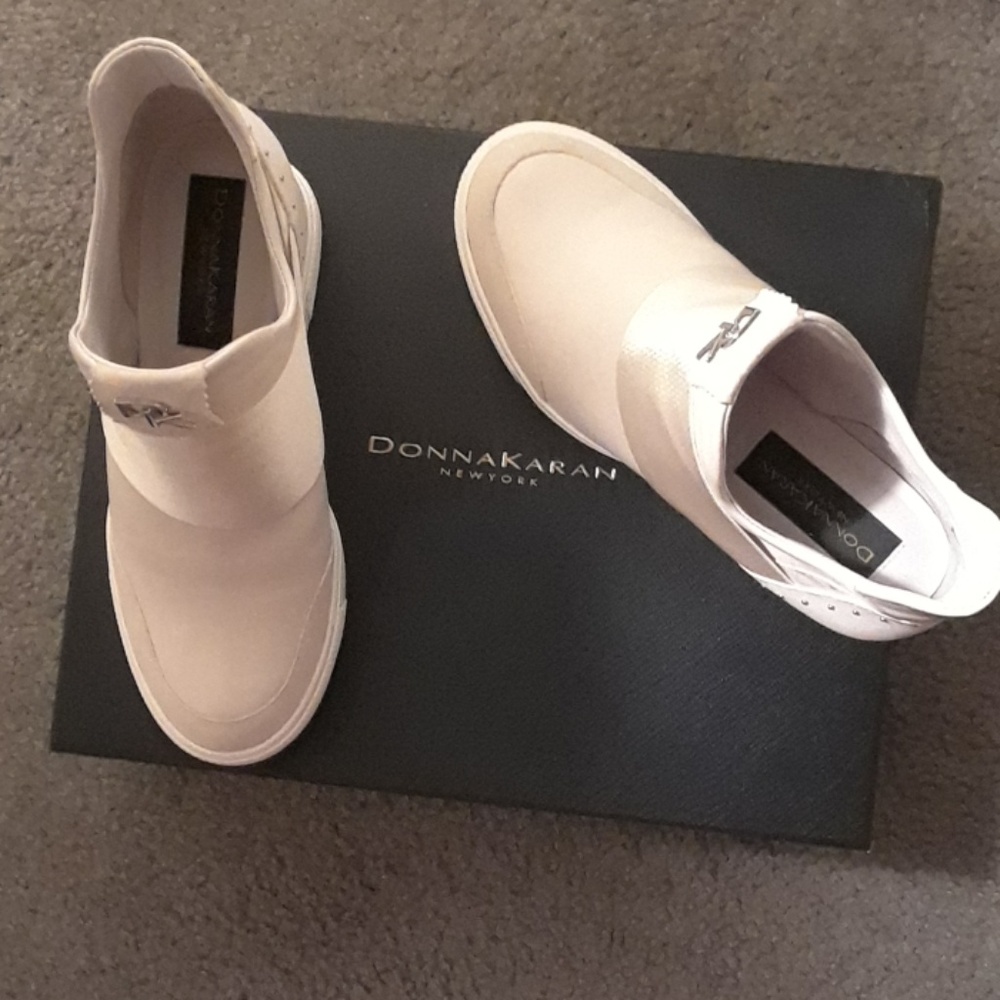 SOLD❣DKNY Women's Wedge Sneakers